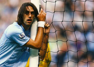 El delantero griego fichó por el Manchester City el 30 de enero de 2006 procedente del Heerenveen a cambio de 8,50 millones de euros, un récord para un jugador griego. En el club inglés estuvo tres tempordas donde llegó a jugar 64 partidos. 
Tras el club inglés se marchó al Celtic FC. 