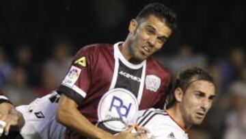 Iago Bouz&oacute;n salta con Alc&aacute;cer en el Valencia-C&oacute;rdoba de esta temporada.