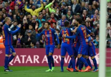 Los jugadores celebran el 1-0 de Alcácer.