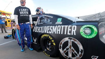 Bubba Walace con su coche pidiendo justicia para Geporge Floyd.