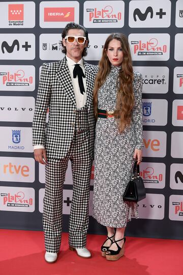 Oscar Jaenada y su pareja.