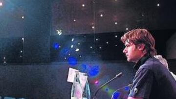 <b>LA LUZ. </b>La captó AS ayer, en la sala de prensa de Montjuïc, mientras Pochettino atendía a los medios.