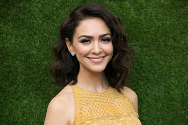 Tuvieron una breve relación en 2004, organizada por la Cienciología como parte de un proceso para encontrarle una pareja potencial a Cruise. Tras la relación, que terminó en enero de 2005, Boniadi abandonó la iglesia.