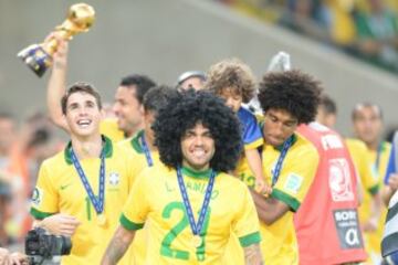 Alves ganó su segunda Copa Confederaciones al vencer a España en la final 3-0 jugado en Maracaná.