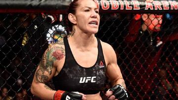 Cris Cyborg antes de un combate en UFC.