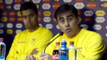 Gustavo Quinteros (R) y Christian Noboa durante la conferencia de prensa de Ecuador. 