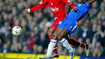 El jugador del Liverpool, el senegalés El-Hadji Diouf Senegal intenta llevarse el balón ante el francés del Chelsea Claude Makelele durante el encuentro en Stamford Bridge.