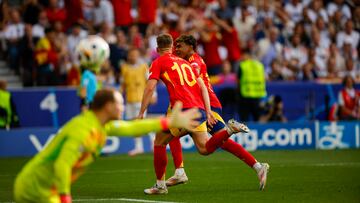 STUTTGART (ALEMANIA), 05/07/2024.- El delantero de España Dani Olmo (c), celebra su gol frente a Alemania, durante el partido de cuartos de final de la Eurocopa entre España y Alemania, este viernes en Stuttgart.-EFE/ Alberto Estévez
