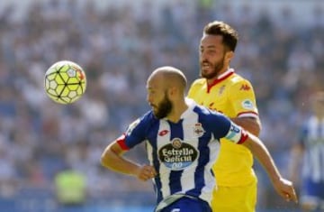 El defensa del Deportivo Laureano Sanabria y el centrocampista del Sporting Alejandro Menéndez.