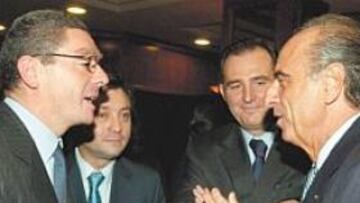 <b>CONTACOS. </b>Gallardón charla con Pescante, miembro del COI, en presencia de Cobo y Mayoral.