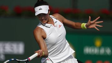 La tenista espa&ntilde;ola Garbi&ntilde;e Muguruza restando un saque de Kirsten Flipkens en Indian Wells.