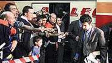 RECIBIMIENTO EN VITORIA AL REAL MADRID. Seguidores esperaron al Madrid en Vitoria. Esta vez su autobús, el 'Gran Hermano', no viajó a la capital vasca por lo que otro autobús los recogió en el aeropuerto de Bilbao. Mucha expectación despertaron Figo y Raúl, aunque también hubo apoyos a Zidane pese a que no viajó.