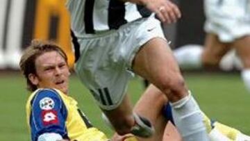 <b>TITULAR.</B> Recuperado de sus problemas físicos, Nedved podría ser titular el martes contra el Madrid.