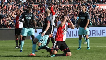 Varios jugadores del Feyenoord se lamentan de una ocasión fallada.