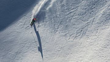 Hedvig Wessel esquiando durante su bajada en el Xtreme Verbier del Freeride World Tour (FWT), dejando una perfecta línea en la nieve.
