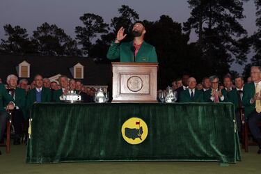 Ceremonia de chaqueta verde en el Masters de Augusta 2023. Jon Rahm campeón.