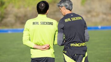 GRAFCAV9848. SAN SEBASTIÁN (ESPAÑA), 23/10/2024.- El entrenador de la Real Sociedad, Imanol Alguacil (d), conversa con el capitán del equipo, Mikel Oyarzabal, durante el entrenamiento celebrado este miércoles en Zubieta previo al partido de Liga Europea contra el Macabbi de Tel Aviv. EFE/Juan Herrero