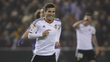 Gayà Se incorpora como Bernat y Jordi Alba, pero defiende mejor