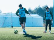 El defensa Marcos Alonso golpea el balón en un entrenamiento del Celta.