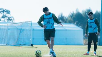 El defensa Marcos Alonso golpea el balón en un entrenamiento del Celta.