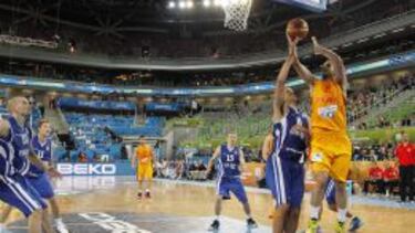 Calderón (8 de 10 en tiros de campo) lanza ante Lee.