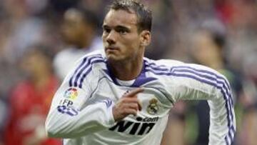 <b>TOQUE DE CLASE.</b> El holandés Sneijder puso una de las pocas notas de calidad en el partido y dio la victoria al Real Madrid.