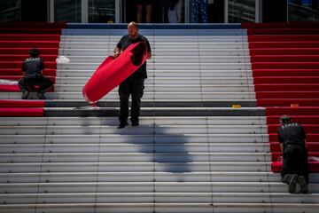 Los trabajadores del festival preparan la alfombra roja durante los preparativos para el 77º festival internacional de cine, Cannes, sur de Francia.