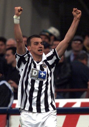 Llegó a Turín en 1999 procedente de la Real Sociedad. Jugó hasta el 2001.