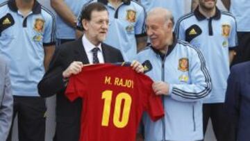 DEP169. LAS ROZAS (MADRID), 01/06/2012.- El presidente del Gobierno, Mariano Rajoy (i) conversa con el seleccionador espa&ntilde;ol, Vicente del Bosque, durante la visita que ha efectuado a los integrantes de la selecci&oacute;n espa&ntilde;ola antes de su participaci&oacute;n en la Eurocopa 2012. EFE/Alberto Mart&iacute;n