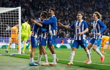 1-0. Carlos Romero celebra el primer tanto con sus compa?eros.