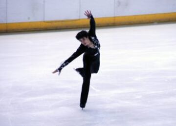 Javier Fernández durante el Junior Grand Prix Madrid Cup en 2008. En la temporada 2007-2008 alcanzó la decimoséptima posición en el Campeonato Europeo, pero no logró clasificarse para el programa libre en el Campeonato Mundial.