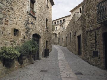 Pals es una de las villas más pintorescas de la Costa Brava, gracias a un núcleo antiguo de origen gótico que ha recuperado todo el esplendor después de una cuidada y completa restauración. El pueblo se encuentra situado en la cima del Puig Aspre, y el término municipal llega hasta la costa, con una larguísima playa, ideal para la práctica de deportes acuáticos. Son característicos del entorno de Pals los campos de arroz, herederos del entorno pantanoso que había antiguamente y que dan un encanto añadido.  El Pedró, núcleo histórico de origen gótico, con unos rincones y una esencia medievales, es la parte más atractiva del municipio, que ofrece otros lugares de interés como los paisajes de los antiguos campos de arroz y las dunas.