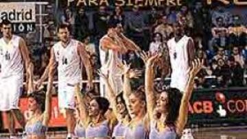 <b>POCAS CELEBRACIONES.</B> Ni las cheerleaders han podido contagiar su alegría a los hombres de Imbroda.