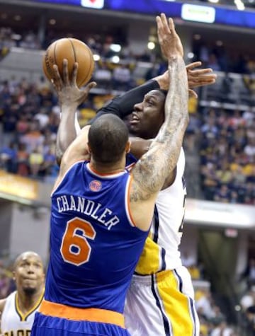 Pacers 93 - Knicks 82 (3-1). Ian Mahinmi de los Indiana Pacers intenta el tiro ante Tyson Chandler de los New York Knicks.