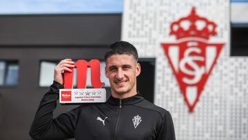 06-03-25. LANDER OLAETXEA CON EL TROFEO COMO MEJOR JUGADOR DEL SPORTING EN EL MES DE ENERO.