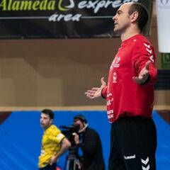 Hombrados cumple 700 partidos a sus 46 años con victoria