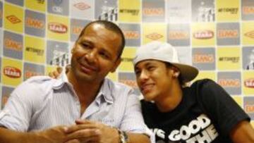 Neymar junto a su padre en su etapa en el Santos.