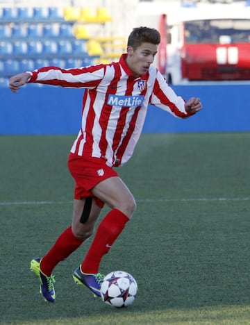 Ingresó en 2011 procedente del Real Valladolid. Fichado tras cuatro temporadas por el Villarreal. Con tan sólo un gol en diecisiete partidos, disputó la temporada 2016-17 con el Alcorcón. Tras un periplo en Primera División en Eibar y Getafe, volvía a segunda para jugar en el Málaga. Con el Cádiz selló el ascenso a la máxima categoría del fútbol español.