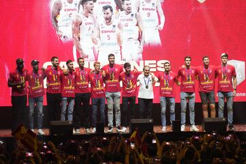 La selección española celebra el título de campeones de Europa.
