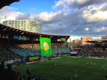 Capacidad: 21,144. Un estadio muy antiguo para Estados Unidos: 1926. Desde entonces fue renovado en 1956 y 2001 y, por último, en 2011 para los Timbers. Un fortín con una afición muy efusiva.