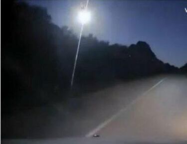 Clon de Extraña bola de fuego surca el cielo de Florida .