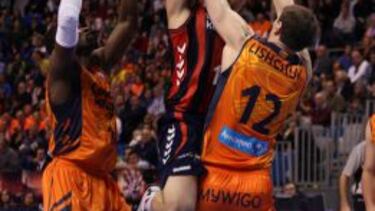 Fernando San Emeterio se choca con Lishchuk.