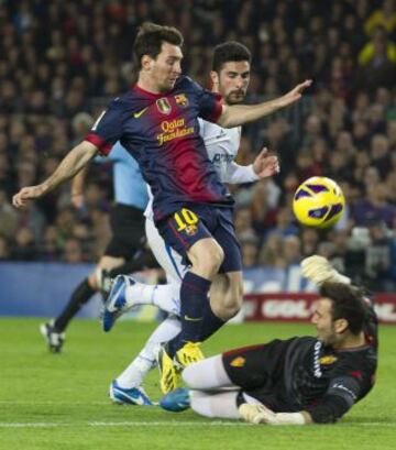 Jornada 12 / BARCELONA - ZARAGOZA. Leo Messi encara al portero del Zaragoza Roberto en una jugada del partido.