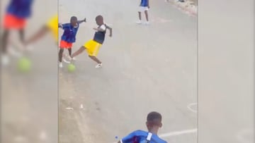 Golazo de barrio por unos niños con jugada de lujo incluida