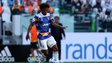 TURIN, ITALY - APRIL 16: Juan Cuadrado of Juventus FC controls the ball during the Serie A match between Juventus and Bologna FC at Allianz Stadium on April 16, 2022 in Turin, Italy. (Photo by Sportinfoto/vi/DeFodi Images via Getty Images)