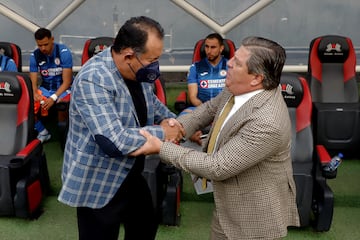 MEX3811. CIUDAD DE MÉXICO (MÉXICO), 12/05/2022.- El entrenador de Cruz Azul Juan Reynoso (i) saluda al entrenador de Tigres Miguel Herrera (d), previo a un juego de ida de cuartos de final del torneo Clausura 2022 de la Liga MX del fútbol mexicano hoy, en el estadio Azteca de Ciudad de México (México). EFE/Isaac Esquivel
