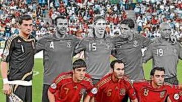 <b>MÁS DE MEDIO ONCE DE LA ROJA</b> Más de medio once de la Roja queda nominada para el FIFA World Player. Casillas, como portero, los centrocampistas Cesc, Xavi e Iniesta y los delanteros Villa y Torres. Iker, Fàbregas, Xavi, el Guaje y el Niño son o han sido candidatos también a los otros dos grandes premios: FIFPro y Balón de Oro.