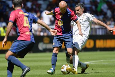 Andrés Iniesta y Luis Figo durante el partido de Leyendas en entre el Real Madrid y el Fútbol Club Barcelona.