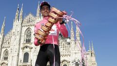 Tom Dumoulin posa con la maglia rosa y el Trofeo Senza Fine de ganador del Giro de Italia 2017 delante del Duomo de Mil&aacute;n.