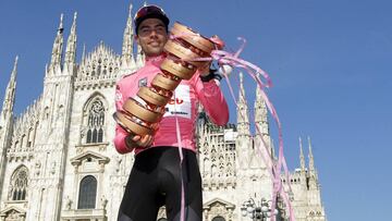 Tom Dumoulin posa con la maglia rosa y el Trofeo Senza Fine de ganador del Giro de Italia 2017 delante del Duomo de Mil&aacute;n.
